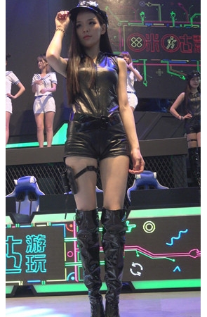 漂亮的皮衣小姐姐