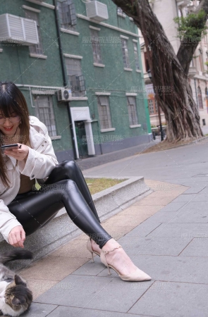 皮裤-一个抽电子烟的女人