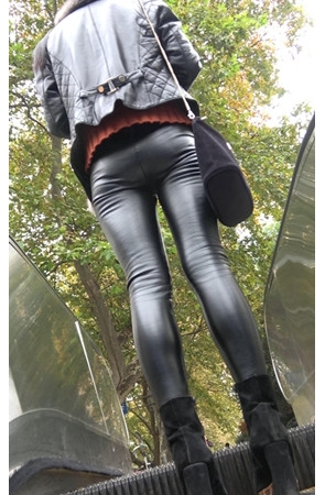 皮衣皮裤妹子[1.32G/MP4]