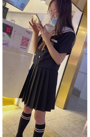 黑色百褶裙妹子