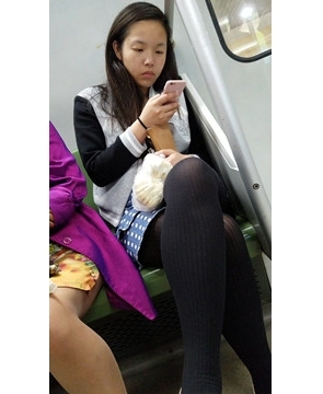 4k-地铁上偶遇极品长腿黑色丝袜美眉