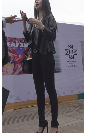 漂亮的黑色牛仔裤高跟美女