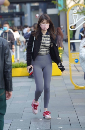 灰色瑜伽裤美眉