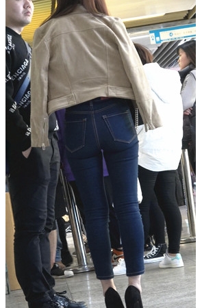 漂亮的紧身牛仔裤美女