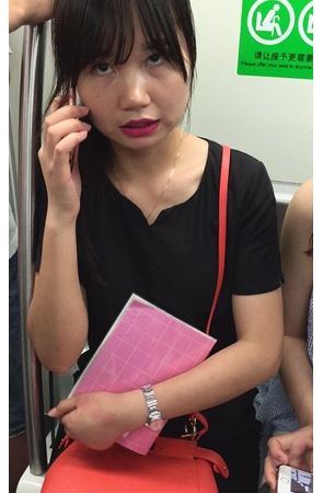 地铁上拍摄红唇性感OL制服美眉