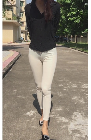 白色紧身裤妹子