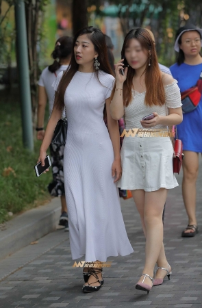 贴身洁白长裙少妇