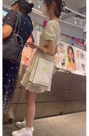 长腿白裙美女