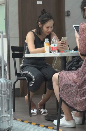 旅行前的小憩，少妇椅下的大白脚被前后看个精光