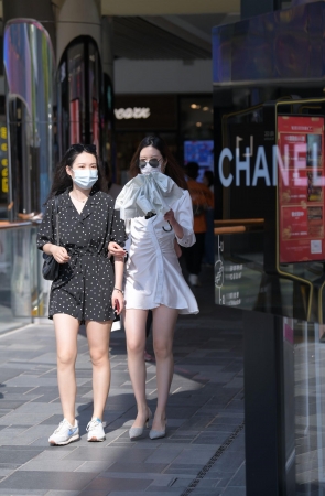 气质白裙美女