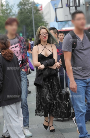 小姐姐这么穿着 实属勇敢