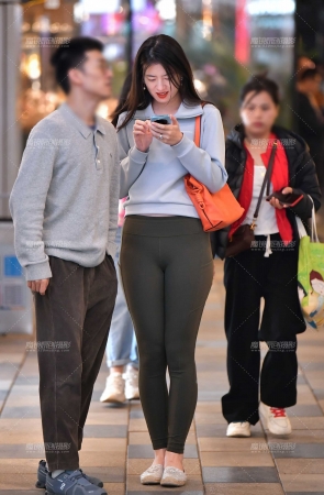 高挑绿色紧身裤美女