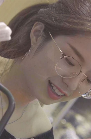 气质极佳的带眼镜的女神小姐姐