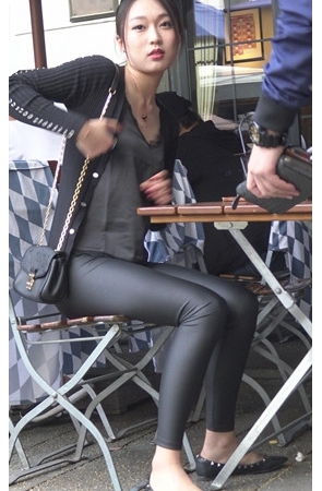 非常漂亮的极品紧身皮裤美女 [1G/MP4]