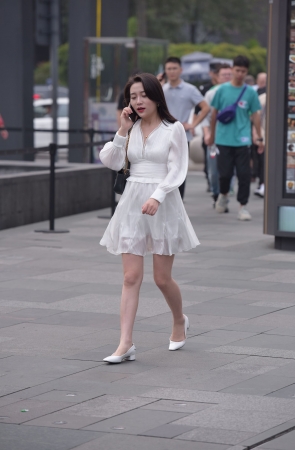 白色裙子美女