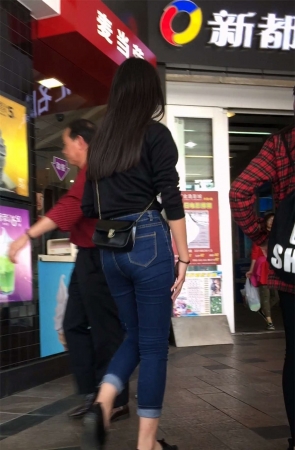 美臀紧身蓝牛丰臀学生姐妹花