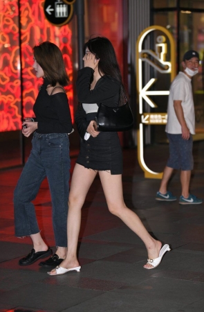 黑裙白凉拖街拍 [122P-3.45GB]