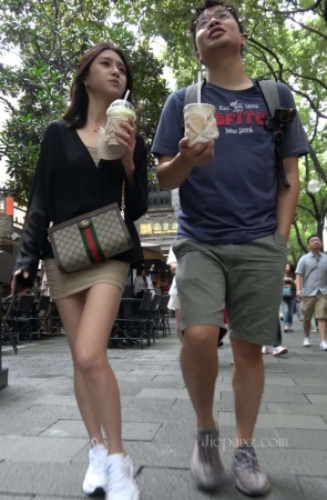 4K – 街拍超短包臀短裙小妹 [1.39 GB/MP4]