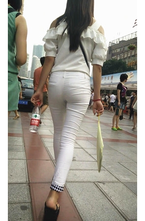 白衣白裤紧身妹子