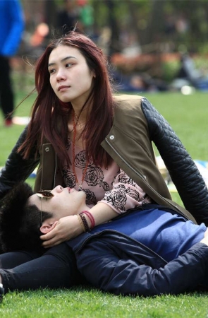 No270 如此美人玉足，当然爱不释手，为她抠脚也是心甘情愿 第1辑