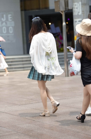 街拍两个妹子-一个街拍丝袜