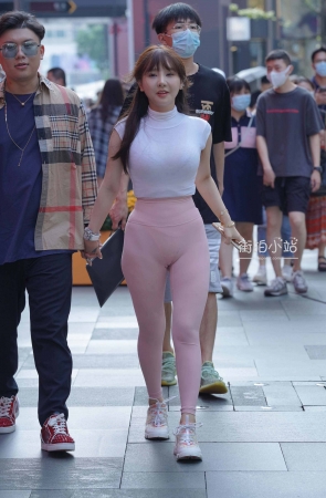 另一个版本的粉色紧身裤小妞