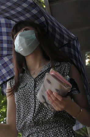 这女孩的打扮略显老气