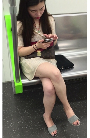 地铁偶遇白皙美腿美女