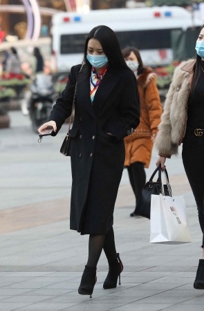 街拍黑丝高跟shufu