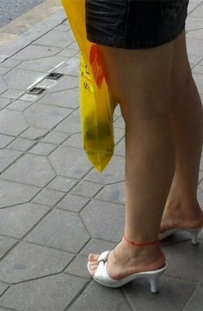 高跟少妇公车站点等车