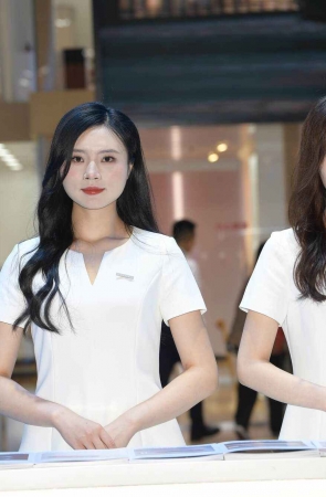 端庄的白裙超薄丝前台咨客