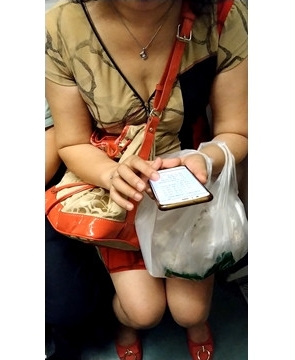 地铁上的低胸成熟少F [259 MP4]