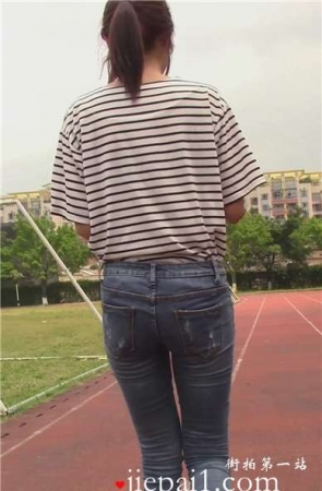 青春可爱马尾辫小妹学校操场跑到上随拍 [2.04 GB]