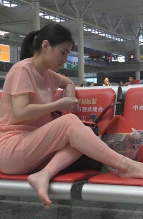 粉衣粉裤成熟美妇