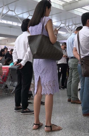 修长高挑女生，骨感素足穿上细带凉鞋完全暴露