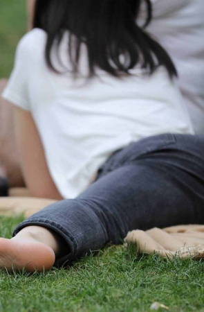 街拍白T恤紧牛妹子