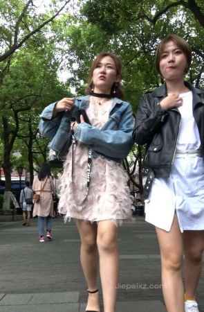 4K – 连衣裙外面配牛仔外套的姐姐 [922 MB/MP4]