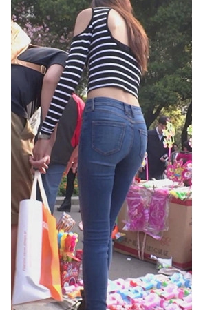 露腰牛仔美女