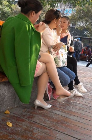 路边休息的肉丝袜高跟鞋美足