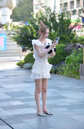 街拍白裙白皙美腿小姐姐 [23P]