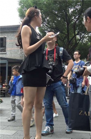 4k-超性感深V领包臀裙街拍美腿女神 [635 MB]