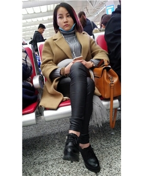 4k-高铁站候车室内拍摄紧身皮裤美女听歌发呆。