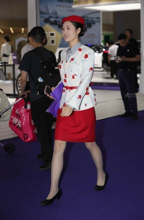 【街拍心灵】端庄大气的空乘制服灰丝街拍高跟小姐姐