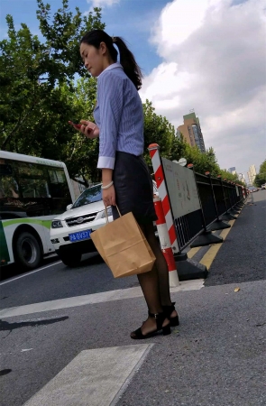 黑丝黑腿配凉鞋