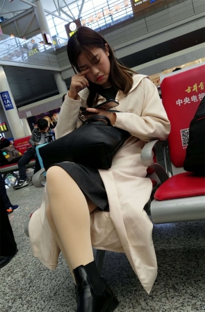 高铁站候车的灰色短裙肉色丝袜高跟清纯美女