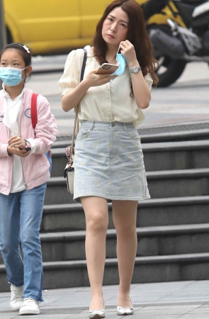 诱惑肉丝街拍高跟shaofu