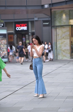 喇叭牛仔裤好身材