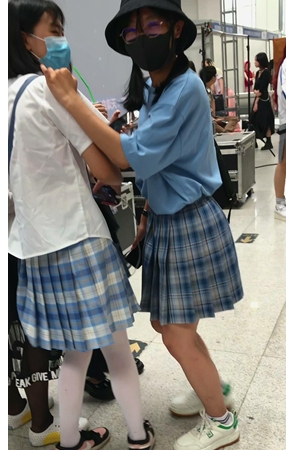 百褶裙美女