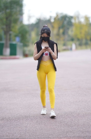 黄色瑜伽裤