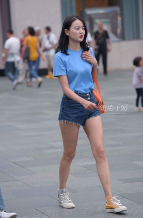 街拍蓝色T恤小姐姐